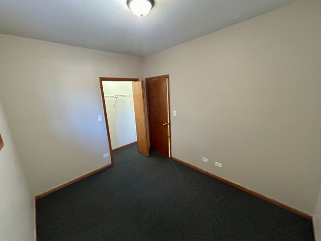 Building Photo - 5642 S Prairie Ave