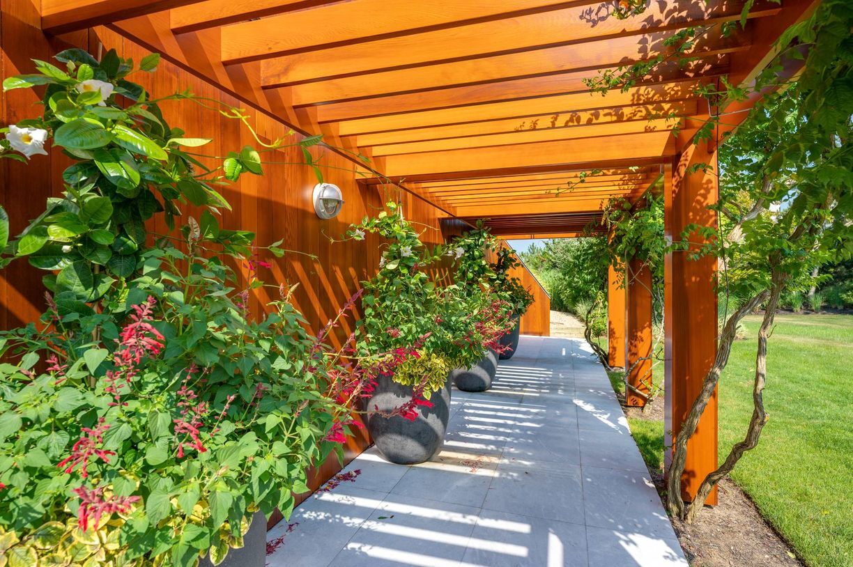 Building Photo - 360 Dune Rd