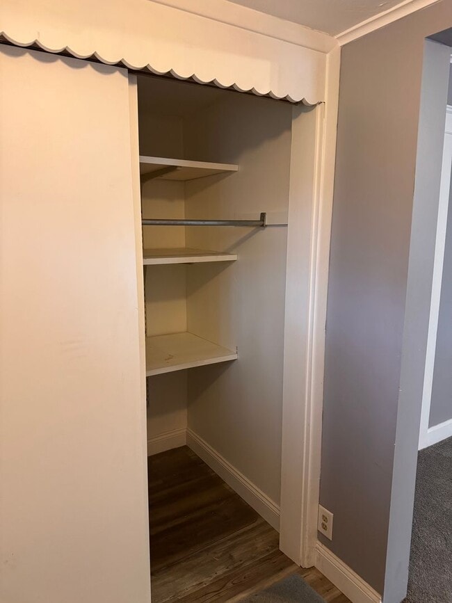 Building Photo - 402 Kenneth Ave