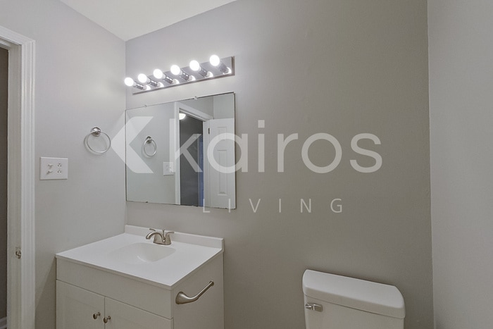 Building Photo - 1945 Croydon Cir