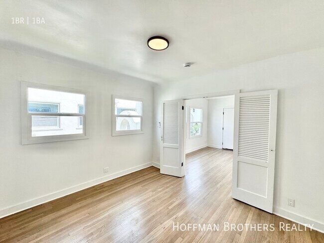 Building Photo - 326 N Kingsley Dr