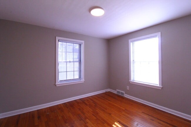 Building Photo - February FREE On This 2 Bedroom 1 Bath Duplex In The Waldo Area