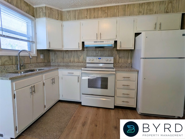 Building Photo - 1036 Kingsway Rd