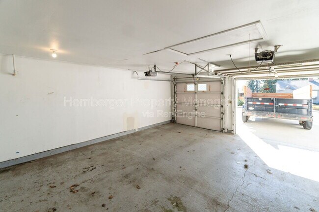 Building Photo - 4206 N Oak St