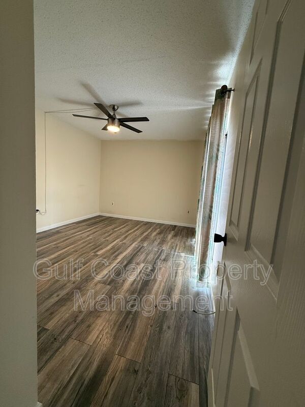 Building Photo - 5249 Cedarbend Dr