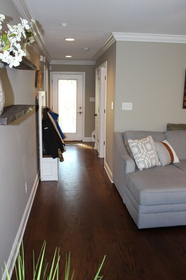 Building Photo - Amazing 3 bd/2.5bth in Farragut!!