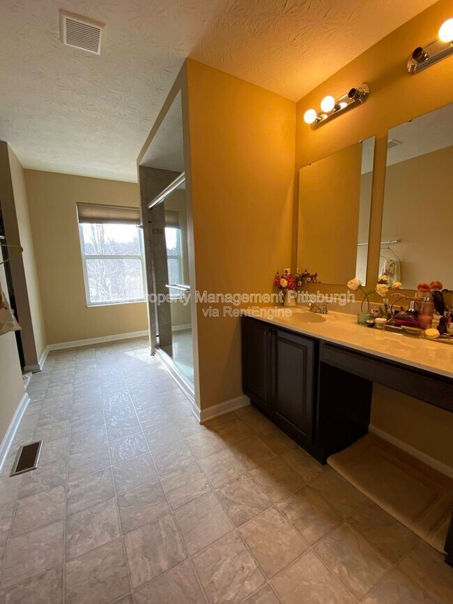 Building Photo - 449 Beech Dr