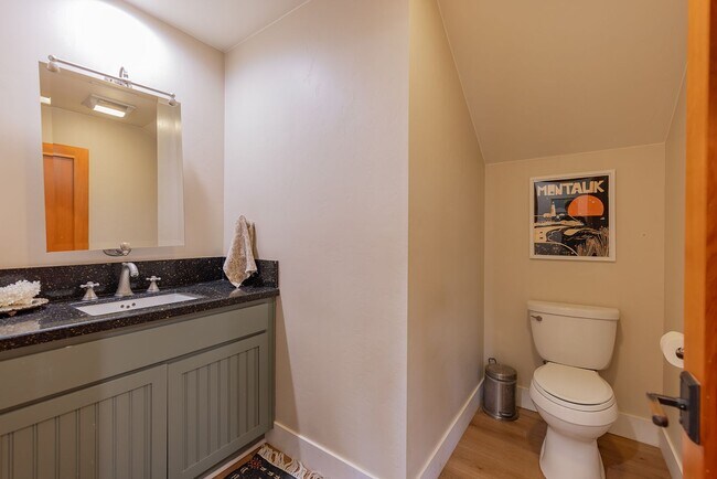 Building Photo - Private Creek Rd Paradise