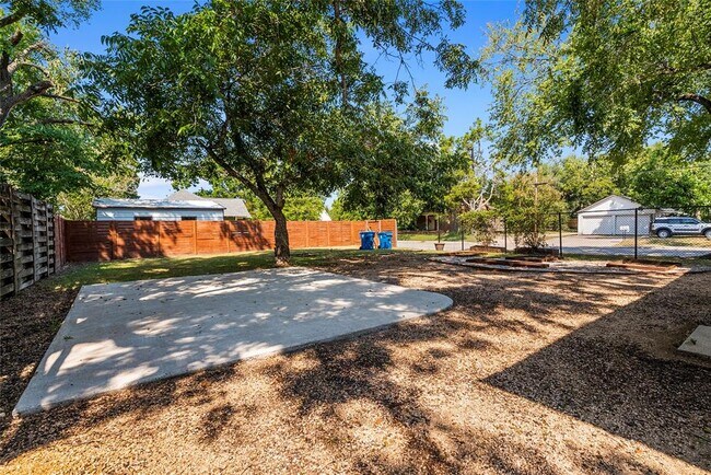 Building Photo - 108 N Ave B