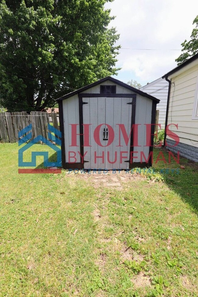 Building Photo - Three Bedroom House | Large Backyard