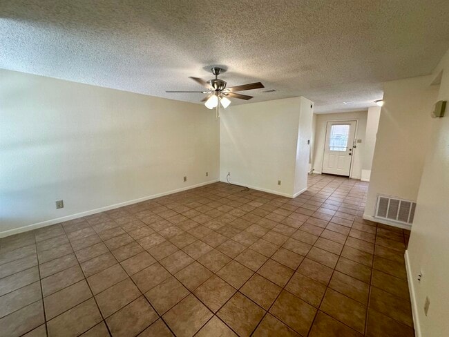 Building Photo - 220 Big Oaks Dr