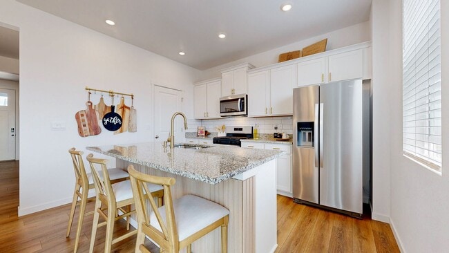 Building Photo - Like New Home W/ 3 Bed, Office, & Loft