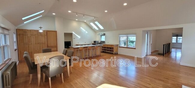 Building Photo - 16 Maple Ave