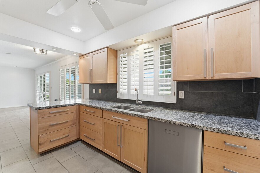 Building Photo - 2051 E Hermosa Dr