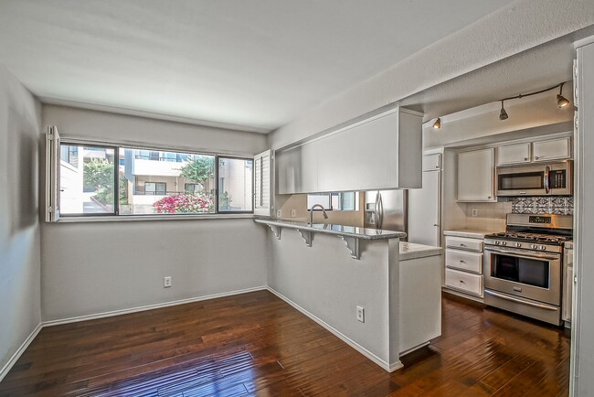 Building Photo - REMODELED, SPACIOUS & BRIGHT OCEAN-FACING CONDO IN BEAUTIFUL COMPLEX PERCHED ABOVE HOLLYWOOD RIVI...