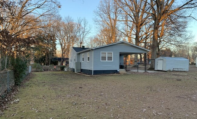 Building Photo - MOVE IN SPECIAL: 2 Bedroom, 1 Bathroom in Greensboro!