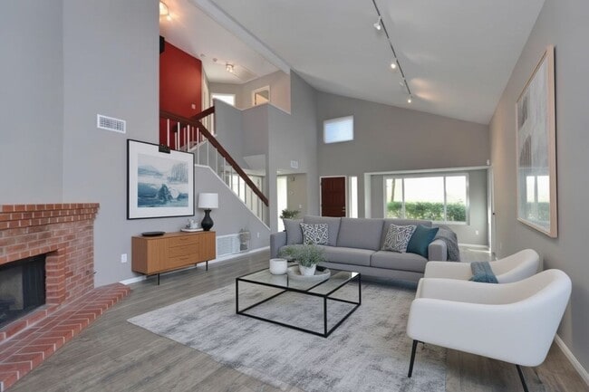 Building Photo - Centrally Located 3BD/2.5BA Home Available in West Clairemont!