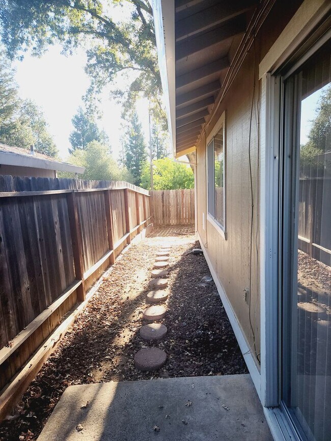 Building Photo - Fair Oaks halfplex - Available Now!