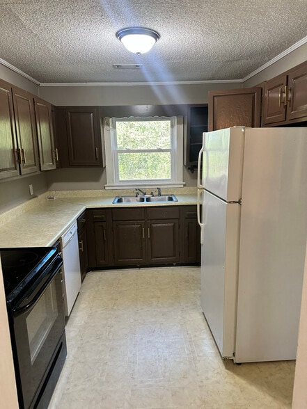 Building Photo - 61 Highland St NE