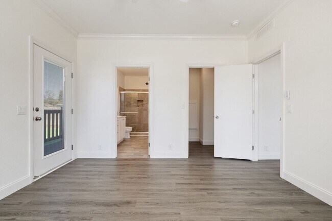 Building Photo - 517 Calabasas Rd