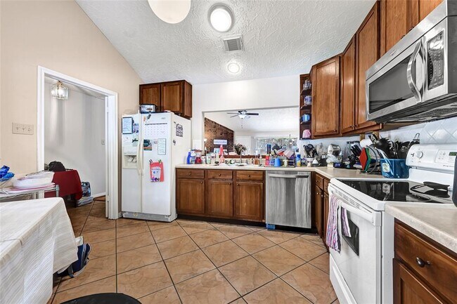 Building Photo - 2215 Saradon Dr