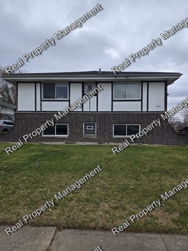 Building Photo - Updated 2 Bedroom Apartment