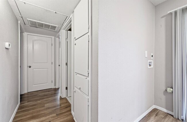 Building Photo - 2124 Burton Dr