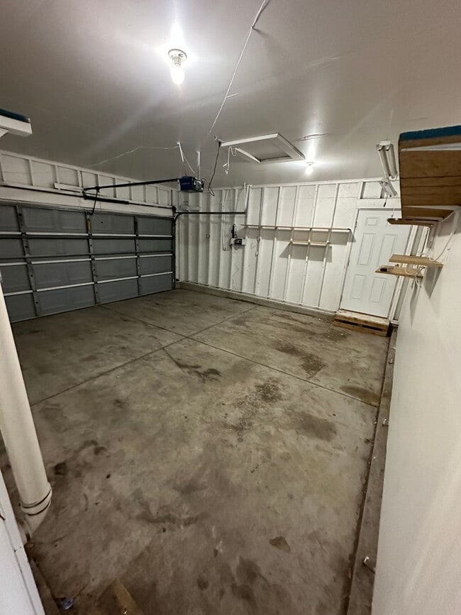 Building Photo - Spacious 5 Bedroom 3 Bath Home