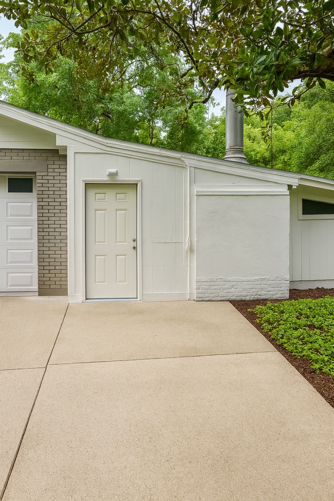 Building Photo - One Bedroom Mother In Law Suite