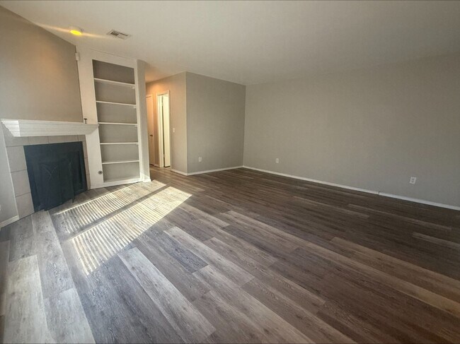 Building Photo - 5303 E 32nd Pl