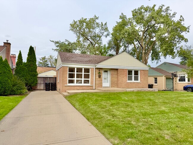 Building Photo - 5816 W Greenleaf Ave