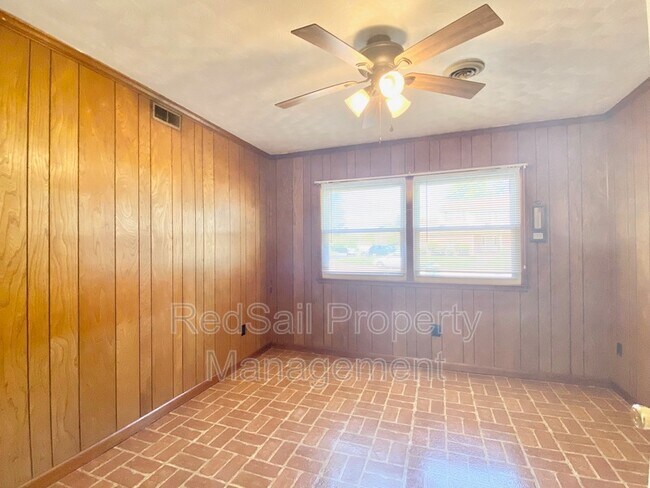 Building Photo - 137 Tanglewood Dr