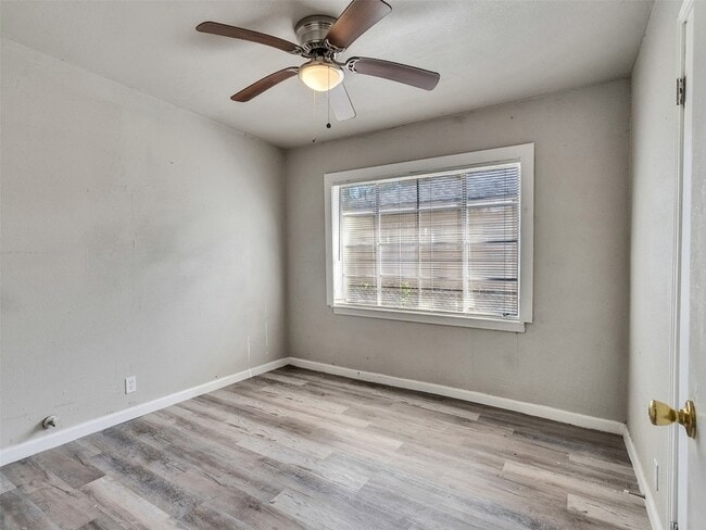 Building Photo - 7622 S Hall St