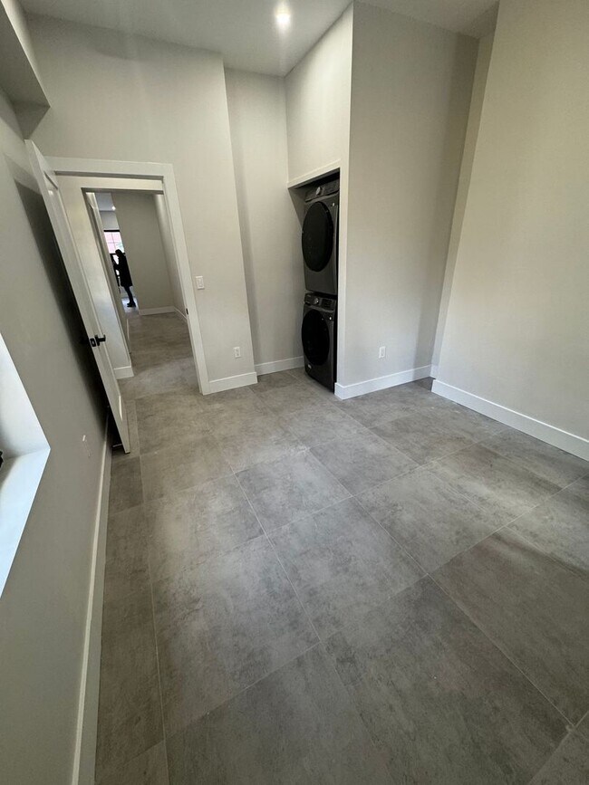 Building Photo - Real Estate Listing: Newly Renovated 2-Bed...