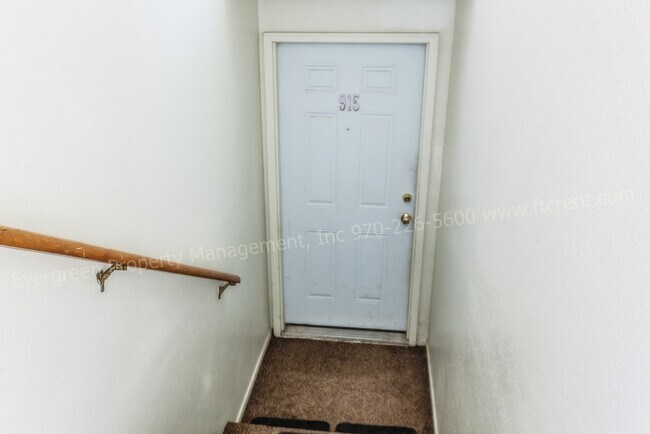 Building Photo - 915/917 Camelot Court