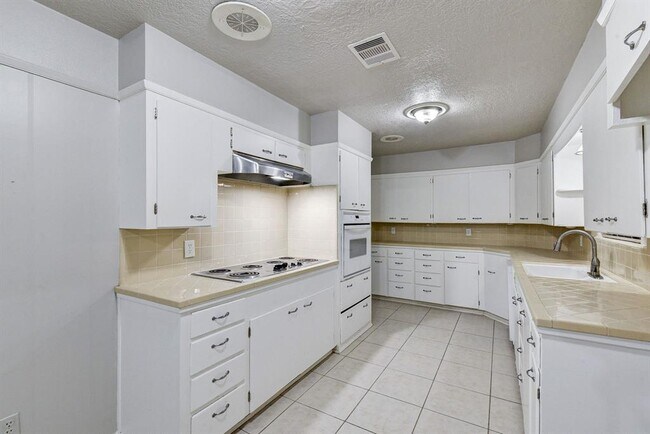 Building Photo - 803 Rosewood Dr