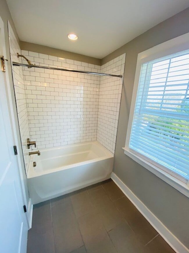 Building Photo - Beautiful 4 bedroom 4 bathroom house in th...
