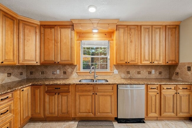 Building Photo - Large Home on Almost 2 Acres!