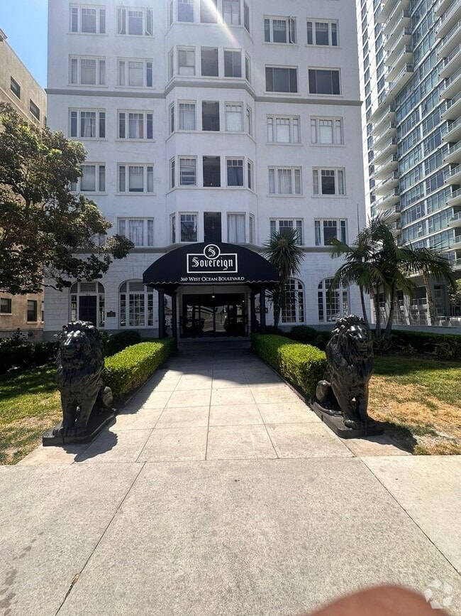 Building Photo - Bright & Spacious 1 Bed / 1 Bath in the He...