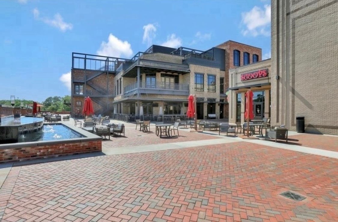 Sugar Hill Restaurants 5 min drivr - 387 Ayelsbury Ct