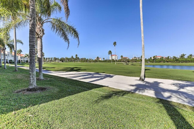 Building Photo - 6141 Bahia Del Mar Blvd S