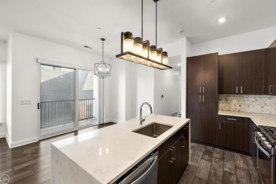 Building Photo - 438 Selden St