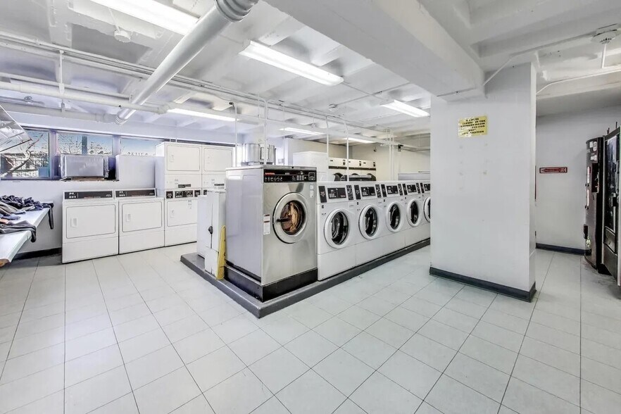 Building Photo - 6030 N Sheridan Rd