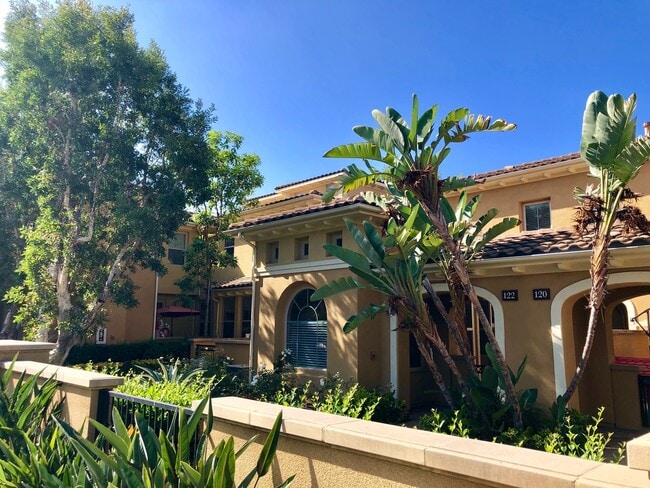 Building Photo - Wow, A Woodbury 3 BD, 2.5 BA Townhome