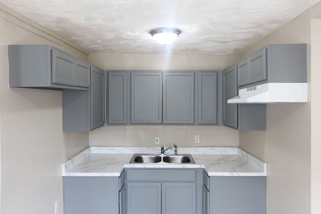Building Photo - New On The Market! Fresh New Updates!! Bet...