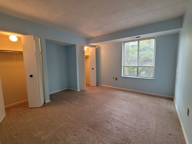 Building Photo - 2 Bedroom Condo - Greentree - Many Amenities!!