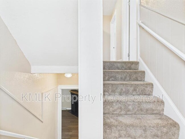 Building Photo - 84 E Mapledale Ave