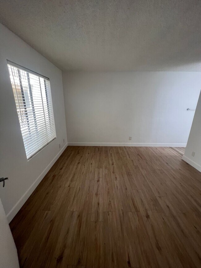 Building Photo - 4831 Lago Dr