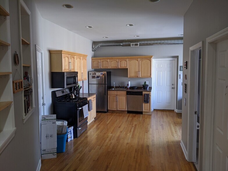 Kitchen - 4363 N Lincoln Ave