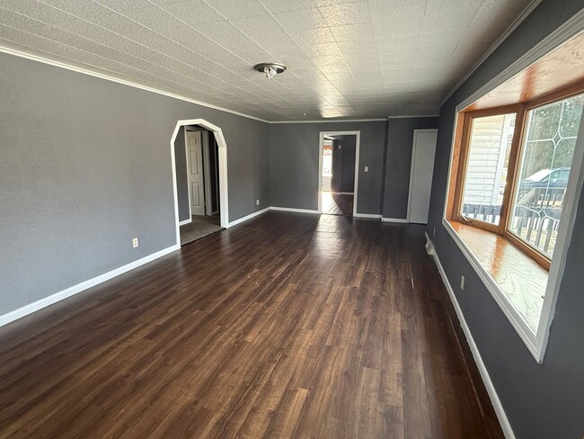Building Photo - Check Out this Renovated House in a Quiet Neighborhood with a Large Yard!